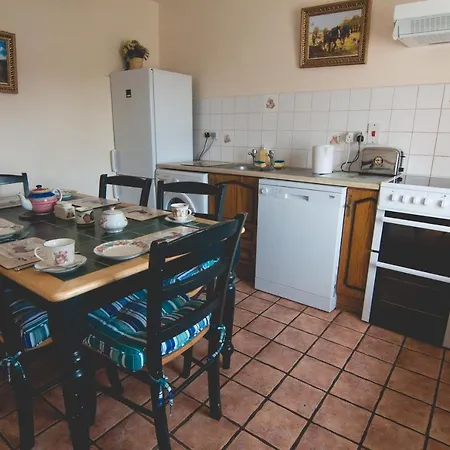 3 Bed Cottage - Sleeps 7 - Parking - Play Area