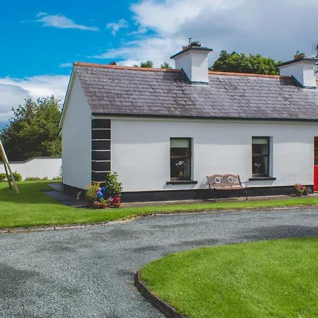 3 Bed Cottage - Sleeps 7 - Parking - Play Area Holiday home