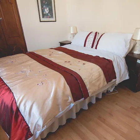 Stunning 3-bedroom House With Private Garden Holiday home
