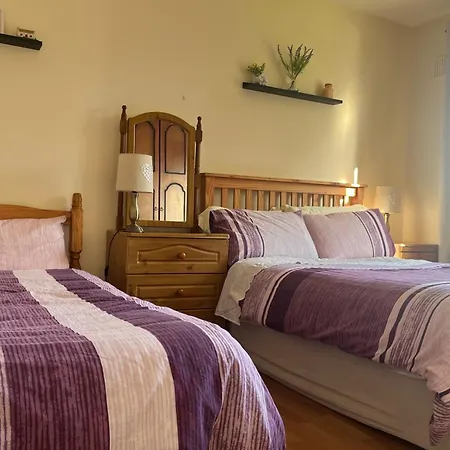 3 Bed Cottage - Sleeps 7 - Parking - Play Area Carracastle