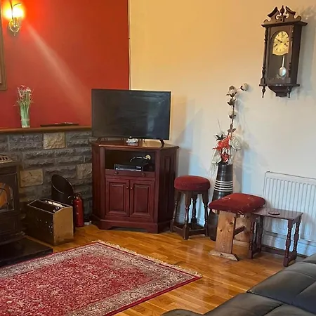 3 Bed - Sleeps 7 - Parking - Play Area *