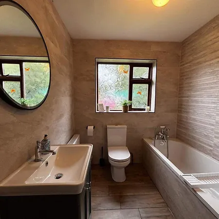 3 Bed Cottage - Sleeps 7 - Parking - Play Area Holiday home Carracastle