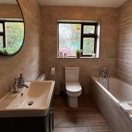 3 Bed Cottage - Sleeps 7 - Parking - Play Area 度假居 *