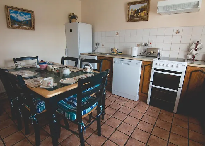 3 Bed - Sleeps 7 - Parking - Play Area