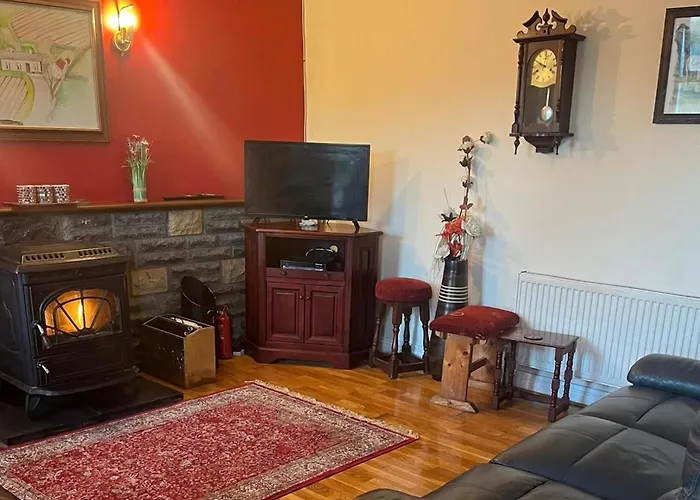 3 Bed - Sleeps 7 - Parking - Play Area *